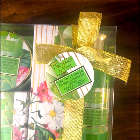 ORCHARD & VINE White Tea & Cucumber Bath Gift Set - Picture 3 of 5